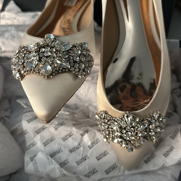 New in box Badgley Mischka bridal flats - Picture 2 of 5